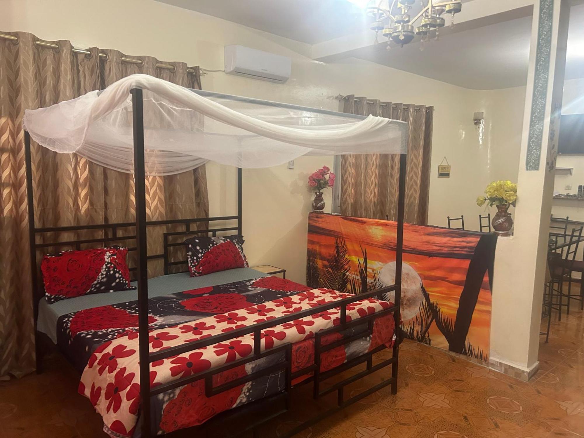 Chez Sofia Hotel Сент Луис Екстериор снимка